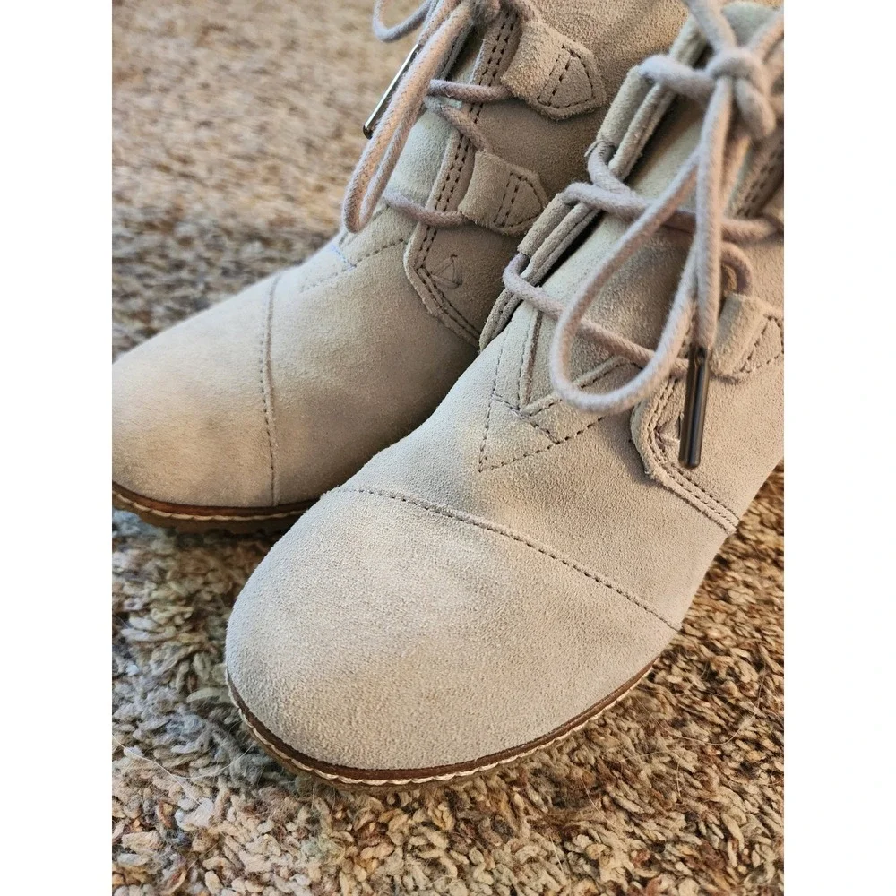 TOMS Desert Wedge Light Grey Suede‎ Lace Up Ankle Boots Womens 5 300616 NWOT